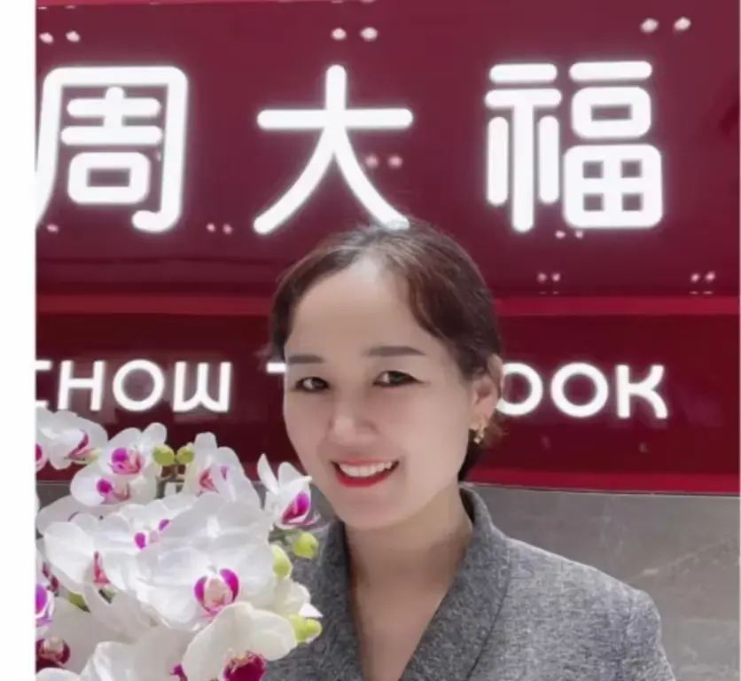 盐城周大福金店一拖三事件完整版视频-射阳门店突发一拖三-周大福附完整版视频在线观看
