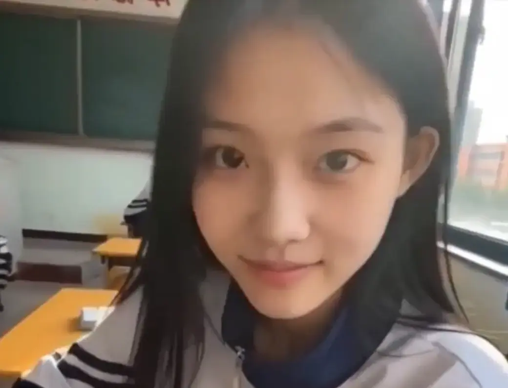《我的十八岁女友》无删减版在线播放 - 黄果AI短剧高甜治愈4K蓝光画质 - 我的十八岁女友结局太甜免费观看